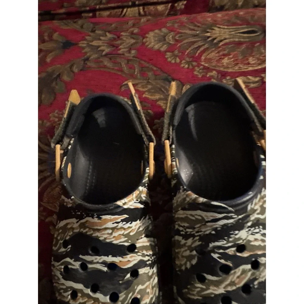Crocs Classic Camouflage Clog Sandals Green Tan Black Unisex Teen Size M4 F6